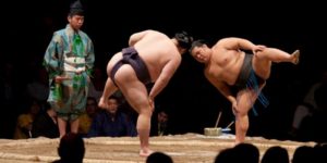 le-sumo-le-sport-de-lutte-traditionnel-au-japon-a-postule_2813839_800x400