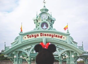 tokyodisneyland_entrance_minnie_ears_blog_mode