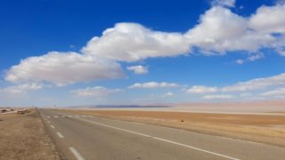 チュニジアにある北アフリカ最大の塩湖 ショット・エル・ジェリド
チュニジア南西部の都市トズールとドゥーズの間にある巨大な塩湖。
この塩湖を横断する道路があり、そこからの風家は絶景そのものです！

#チュニジア #チュニジア南部 #チュニジア旅行 #塩湖 #ショット・エル・ジェリド
#tunisia #tunisie #tunisiatravel #chotteldjerid #southtunisia