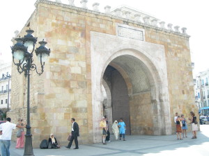 世界遺産チュニスの旧市街メディナの入口フランス門