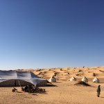 美しい砂漠のテントサイト
